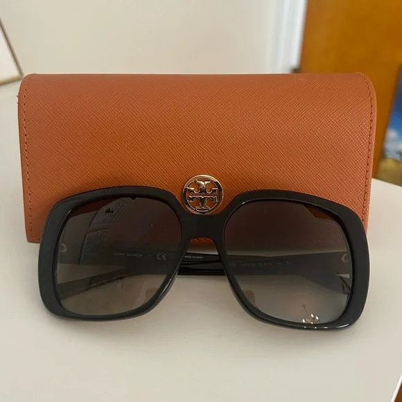 Tory Burch Black Oversized Sunglasses with Orange Logo Case Tory Burch Logo Oversize Large Orange Magnetic Sunglass  main image 4